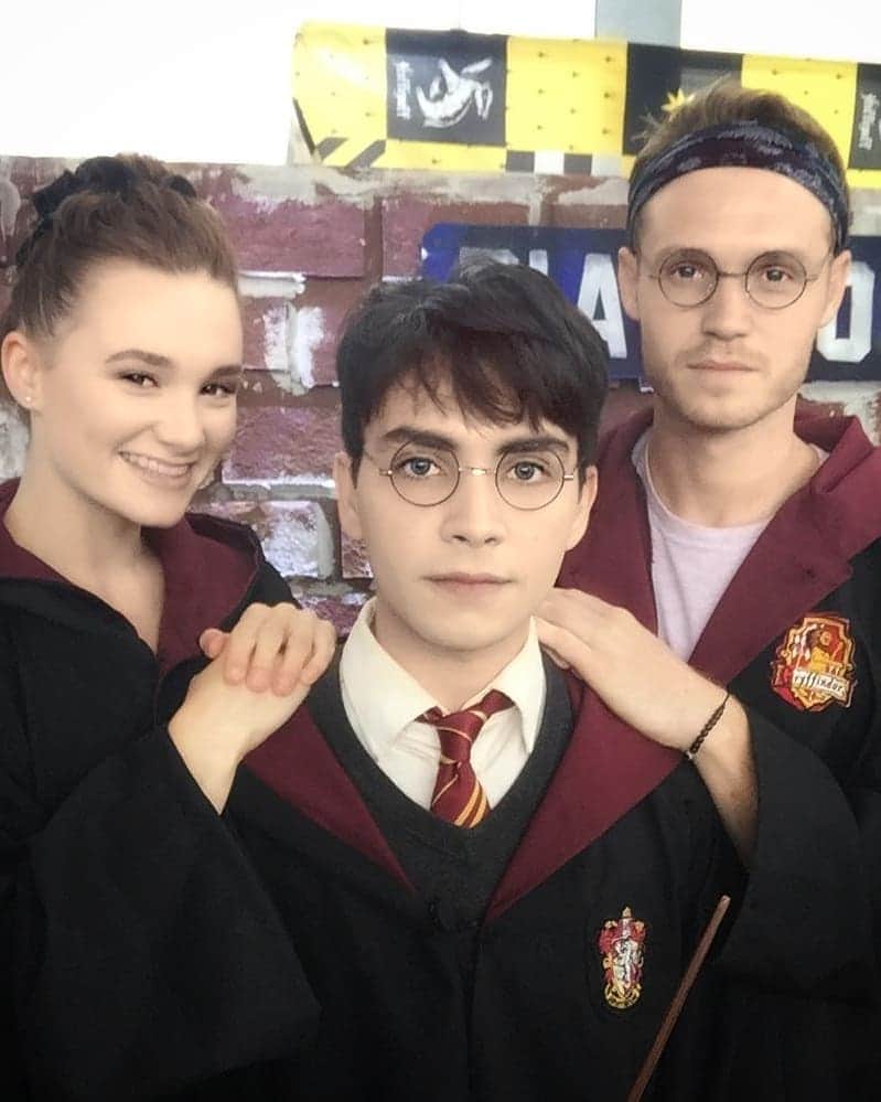 ロビー・ジャーヴィスのインスタグラム：「Hey Potterheads! Since it's the anniversary of THAT day in Godric's Hollow... THIS is what Harry SHOULD have seen in the Mirror of Erised (since Lily and James were killed aged 21)! This would have been the real family portrait of the Potters. ⚡  But this post is also a reminder that Season 2 of @chickpeepspod launches TOMORROW! 🎊  Hosted by, as always, @msevylynch, we will set the world to rights and tell stories about our year so far.  We'll also be sharing exciting news on how you can join us in a private group chat & get your hands on secret bonus episodes!! So turn on post notifications here and I'll let you know as soon as the episode is available! Have a great day guys! #always ❤」