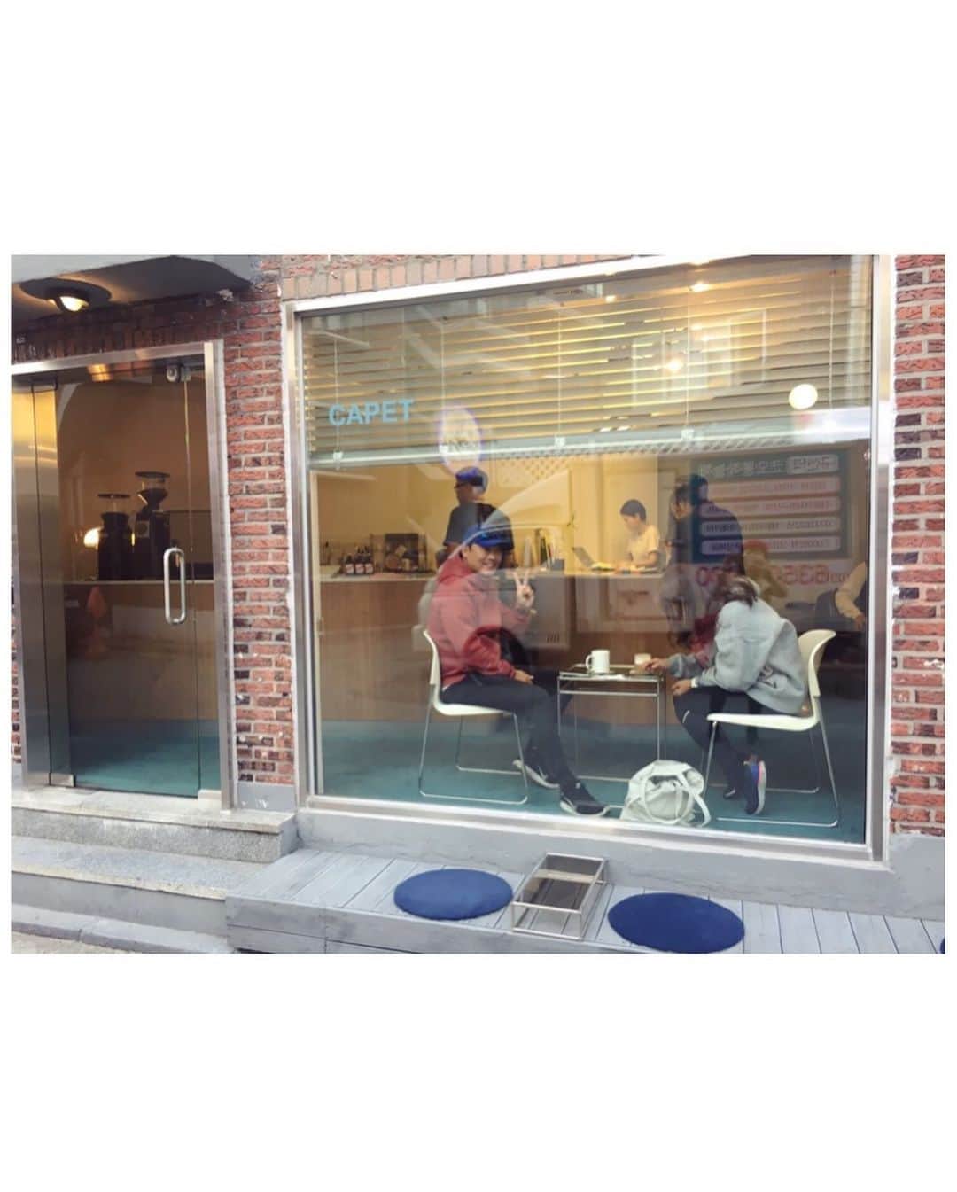 土岐麻子さんのインスタグラム写真 - (土岐麻子Instagram)「新しい街で暮らし始めた友達に会いに行った。 そしてずっと行きたかった @capet_mangwon へ！ ここのお店のブルーの色や内装がとても好き。 コーヒーもスコーンも、本当に美味しかった。 5枚目の写真、よく見ると中にいた知らないお客さんがピース✌️可愛いな。」11月1日 1時17分 - tokiasako