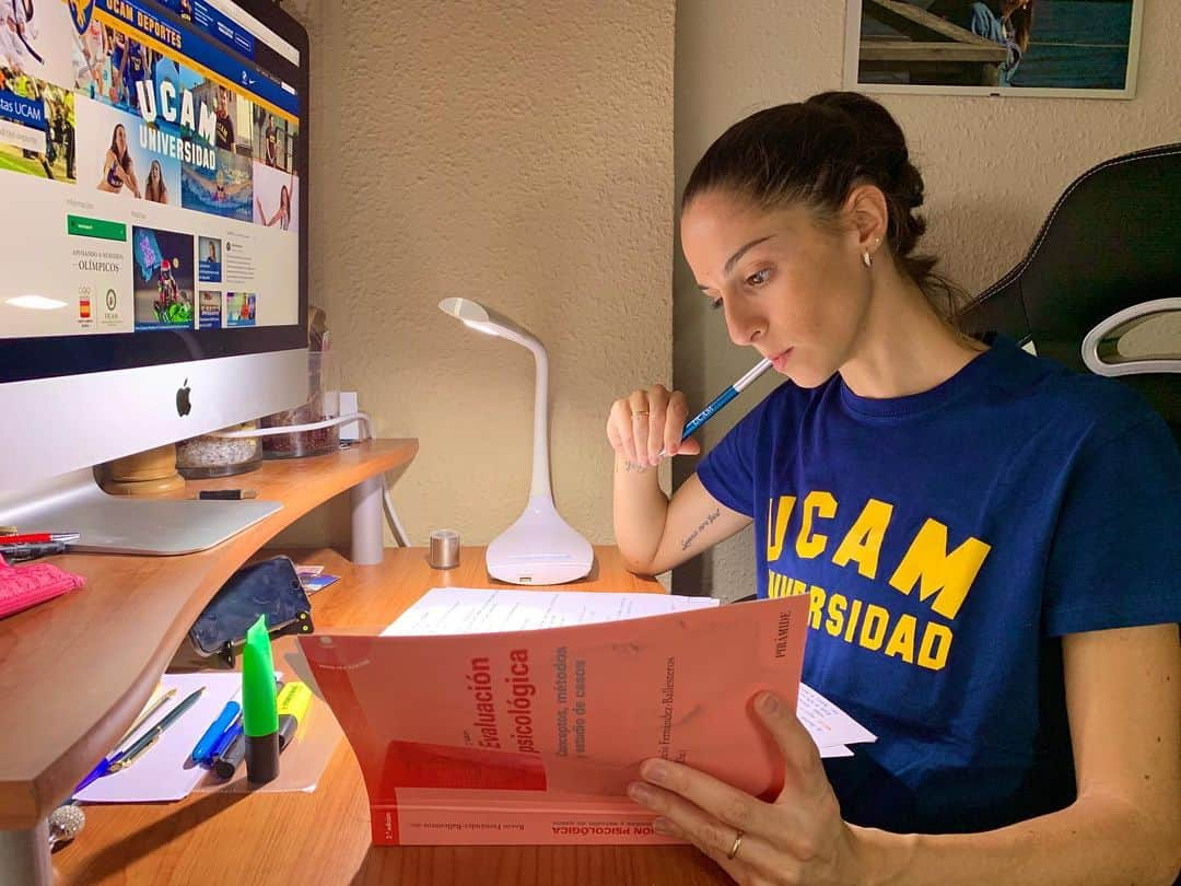 カロリナ・ロドリゲスさんのインスタグラム写真 - (カロリナ・ロドリゲスInstagram)「Día dedicado a estudiar y a organizarme para el curso que acaba de empezar. Cada vez puedo destinar más tiempo a mis estudios y eso me hace muy feliz, aunque con profesionales de la @ucam_universidad que apoyan tanto el deporte y a los deportistas cualquiera puede hacerlo. #ucam #ucamuniversidad #ucamonline #ucampsicologia」11月1日 1時18分 - ritmocarol