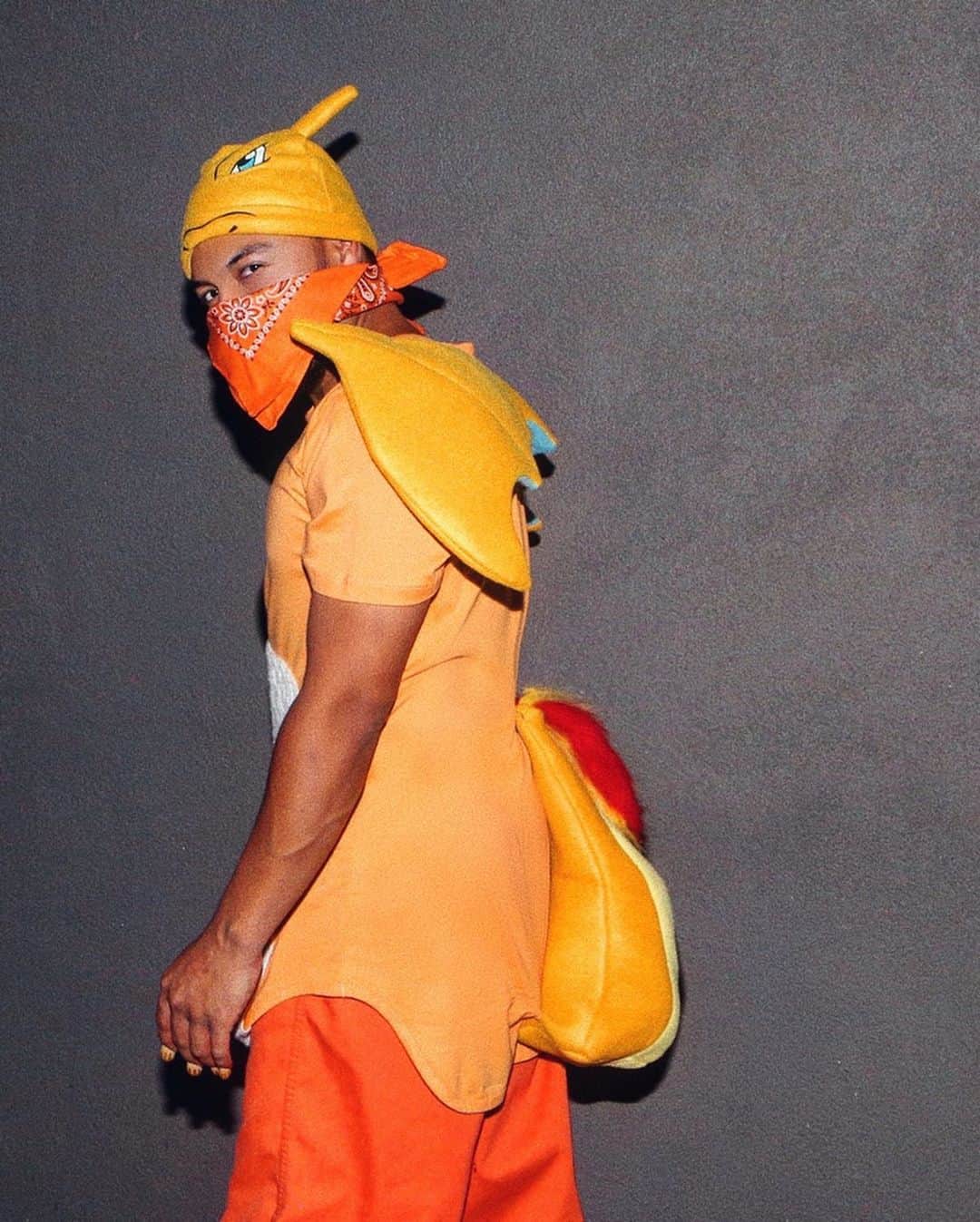 Alfredo Floresのインスタグラム：「HAPPY HALLOWEEEN!!! sitting here reliving past #Halloween moments. making sure I’m good for tonightttt 🤒🎃 SWIPPPEE #charizard #hannibal #ripvine #astronaut #netflixandchill #fortunecookie #prisoner 🐉🔥」