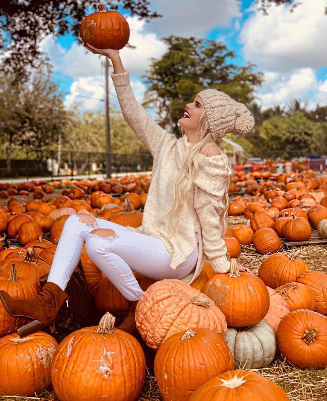 Mia Diazのインスタグラム：「“It’s the GREAT PUMPKIN, Charlie Brown. 🎃🎃🍁🍂 #happyhalloween #miadiaz #pumpkinpatch #pumpkins #pumkin #halloween #fallinmiami #autumninmiami #miami #charliebrown #itsthegreatpumpkincharliebrown」