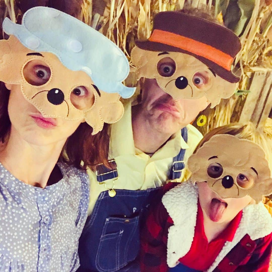 ジュリー・マクニヴンのインスタグラム：「#happyhalloween from the Berenstein Bears family! #berensteinbears」