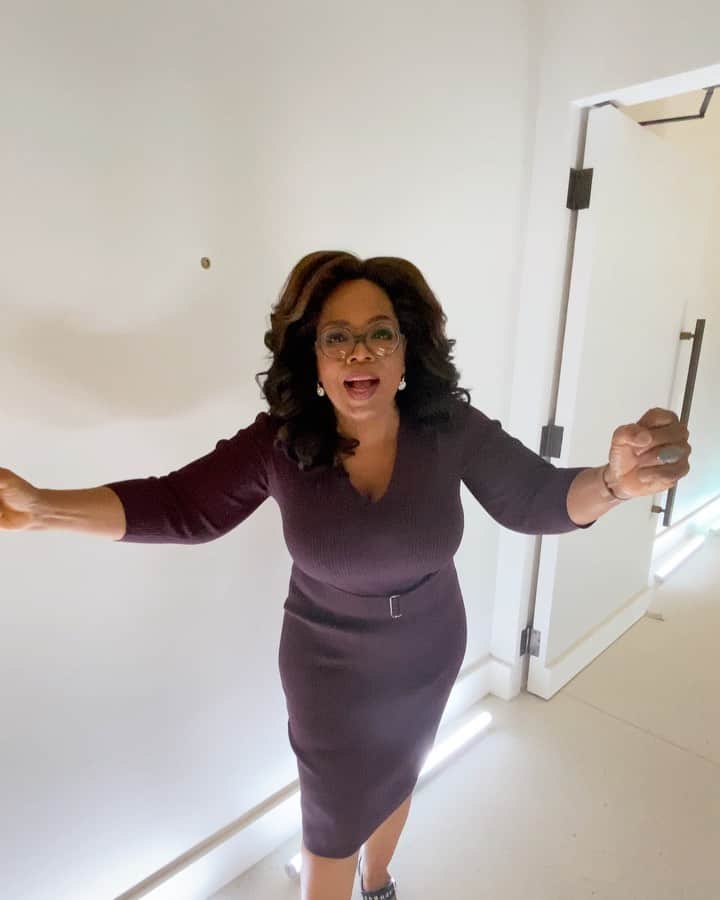 オプラ・ウィンフリーのインスタグラム：「Moments before I stepped on stage to have my first @oprahsbookclub discussion for “The Water Dancer” with @tanehisipcoates and 234 book club members! I always wanted to be able to share the pleasures, the excitement, the tension, the drama a good book can bring you. And we’re finally doing it. Stream it tomorrow 11/1 on @appletv #ReadWithUs」