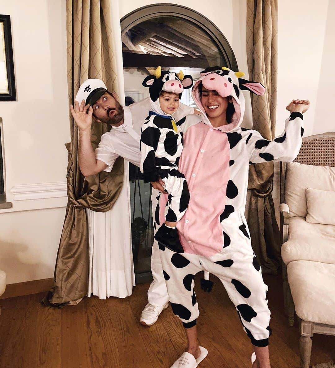 Sazan Hendrixさんのインスタグラム写真 - (Sazan HendrixInstagram)「We let Teeny pick our costumes this year...🐄🎃🤷🏻‍♀️ #theobviouschoice #LaVacaLola #familyfun #halloweencostume」11月1日 2時03分 - sazan