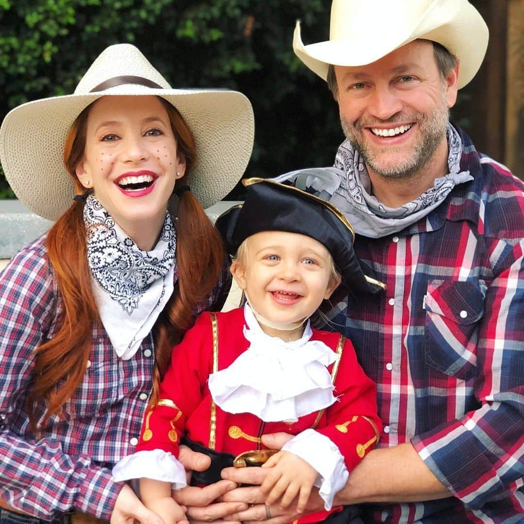 エイミー・デビッドソンさんのインスタグラム写真 - (エイミー・デビッドソンInstagram)「Halloween 2017- Two cowboys and a pirate walk into a bar... . . . Swipe to see this pirate in 2016😊」11月1日 1時56分 - amy_davidson