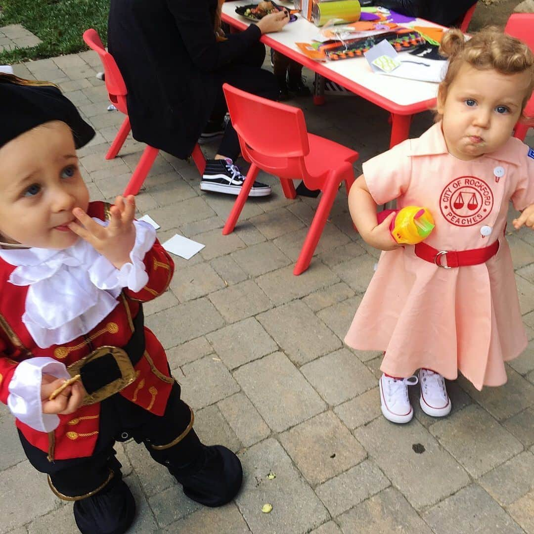 エイミー・デビッドソンさんのインスタグラム写真 - (エイミー・デビッドソンInstagram)「Halloween 2017- Two cowboys and a pirate walk into a bar... . . . Swipe to see this pirate in 2016😊」11月1日 1時56分 - amy_davidson