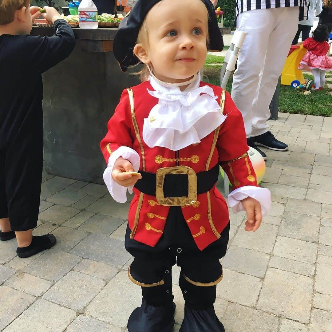 エイミー・デビッドソンさんのインスタグラム写真 - (エイミー・デビッドソンInstagram)「Halloween 2017- Two cowboys and a pirate walk into a bar... . . . Swipe to see this pirate in 2016😊」11月1日 1時56分 - amy_davidson