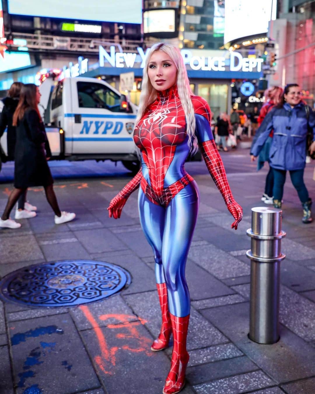 ダニエラ・チャベスさんのインスタグラム写真 - (ダニエラ・チャベスInstagram)「Halloween 🎃 photos in Times Square NYC 🕷 cual es tu súper héroe favorito? 🕸 outfit: @brandonogilberto 🙌🏼 #cosplay #halloween #nyc .」11月1日 2時05分 - daniellachavezofficial
