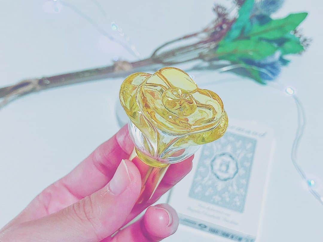 木村仁美さんのインスタグラム写真 - (木村仁美Instagram)「心穏やかに...🕊🌿🔮 アトマイザー手にいれたよん。 バラのお花の形なのです ❁ . それから、新しいルノルマンカードのデッキ✳︎」11月1日 2時10分 - chami_cat