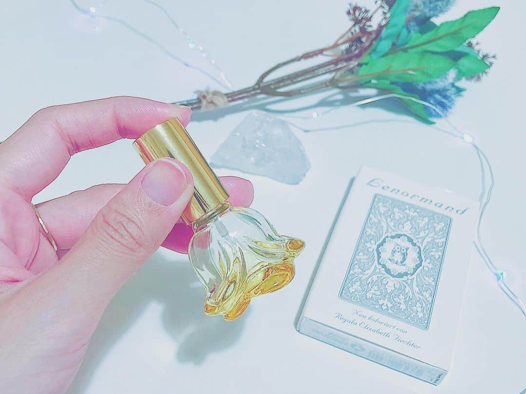 木村仁美のインスタグラム：「心穏やかに...🕊🌿🔮 アトマイザー手にいれたよん。 バラのお花の形なのです ❁ . それから、新しいルノルマンカードのデッキ✳︎」