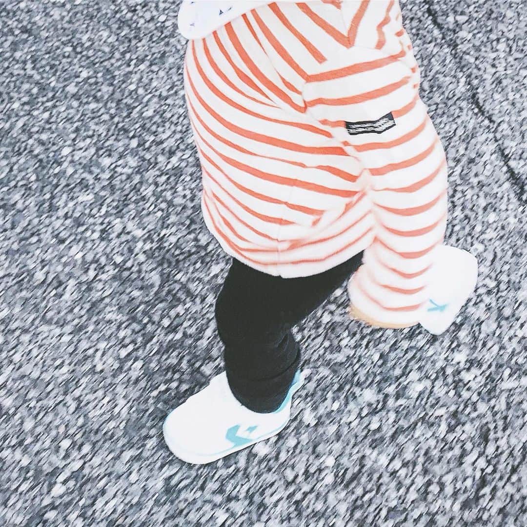 藤後夏子さんのインスタグラム写真 - (藤後夏子Instagram)「November この時期までコートを着ないなんて、🐥 今日はムチムチくんにお靴これ履こう〜と言ったら、僕はこれを履きたい！と選んできました😗 母、びっくり。 そのうち僕はこれが着たい！とか言い出すのかしら🥺」11月1日 2時20分 - natsukotogo