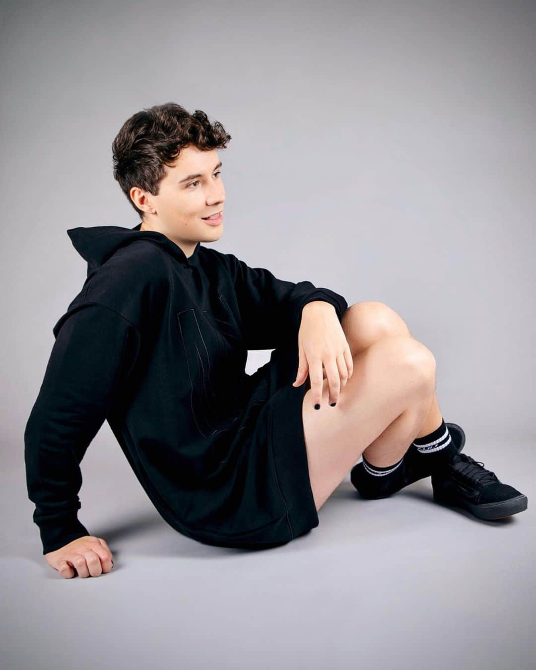 ダニエル・ハウウェルのインスタグラム：「it’s the season for baring your soul. ⁣ ⁣ proudly presenting the ‘MY SOUL’ hoodie dress / matte black nail polish / scented candle⁣ ⁣ 🌍 shop.danielhowell.com ⁣ 🇺🇸 us.shop.danielhowell.com⁣ 🇦🇺 au.shop.danielhowell.com」