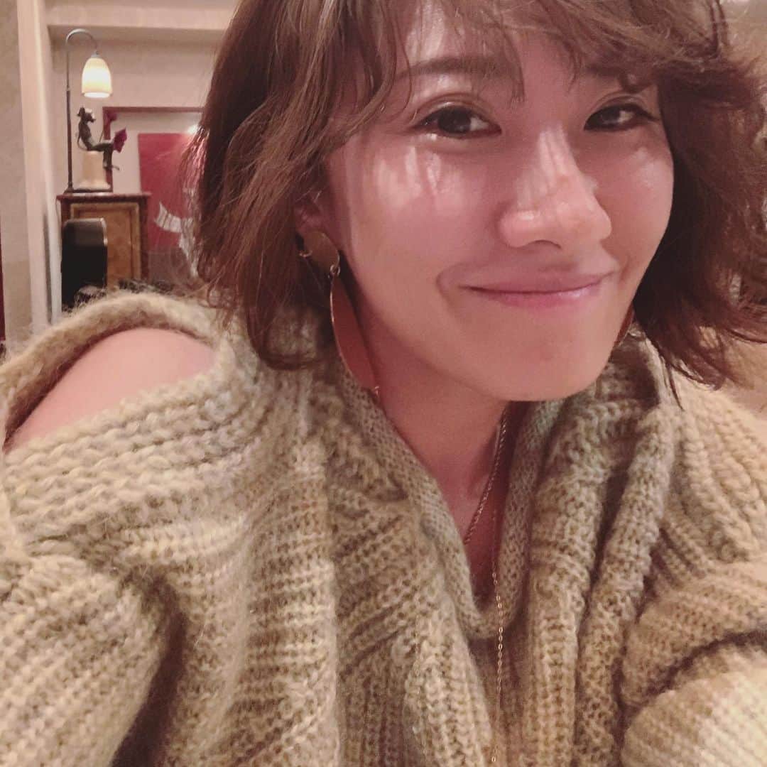 風間ゆみえのインスタグラム：「褒められニット  ざっくりと重ためなニットなようで、大きなケーブル編み模様から、肩、腕がのぞく抜け感のあるデザインニットは どこの？どこの？と良く聞かれた褒められニット♡ @stylings_official」