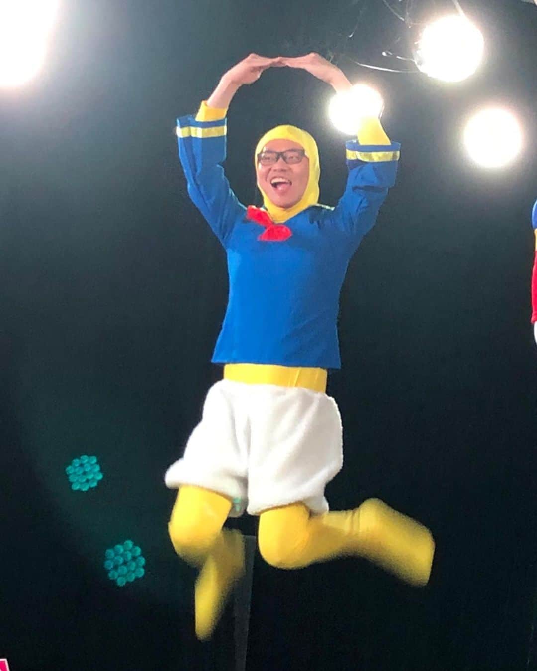 岡下雅典のインスタグラム：「大宮でハロウィンイベントでした💋 お客さんアンケートでドナルドダックをやらしてもらったんやけど… 衣装を用意してくれたスタッフさん。 やっぱ頭の部分の仮装どうにかなりませんでしたか？🤪 楽しいハロウィンでした💋💋💋」