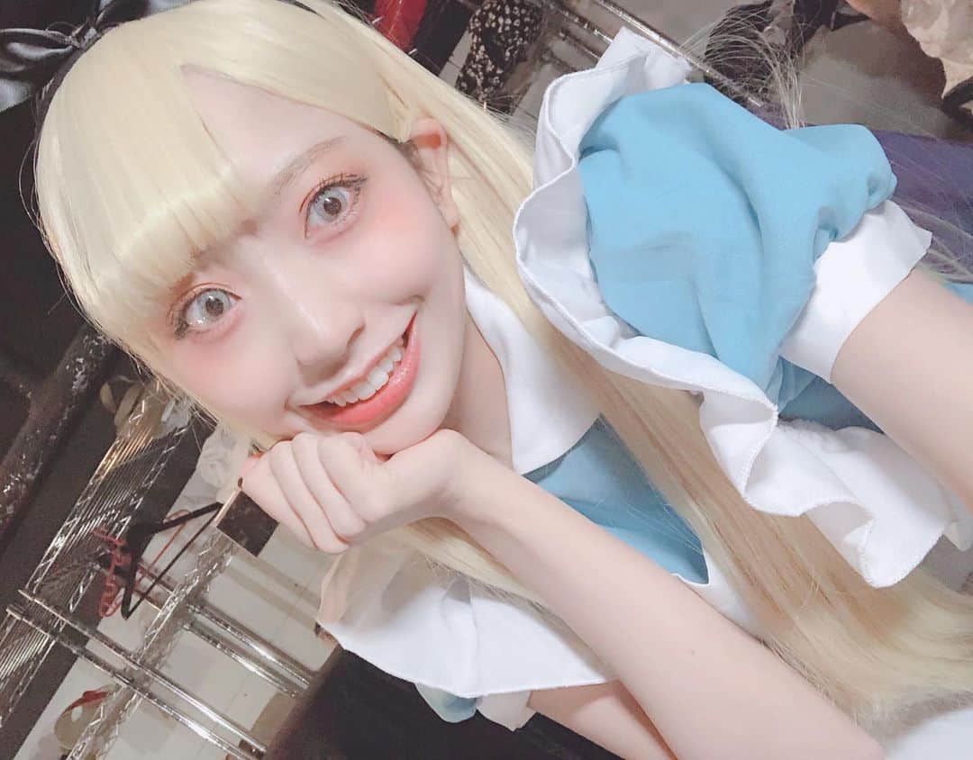 月野もあのインスタグラム：「🍪﻿ ﻿ 不思議の国のアリスコスプレ﻿ ﻿ ディズニーコスプレは﻿ 若いうちにたくさんやっておかなきゃ//﻿ ﻿ #不思議の国のアリス #alice #コスプレ﻿ #HappyHalloween #ハロウィン #仮装」