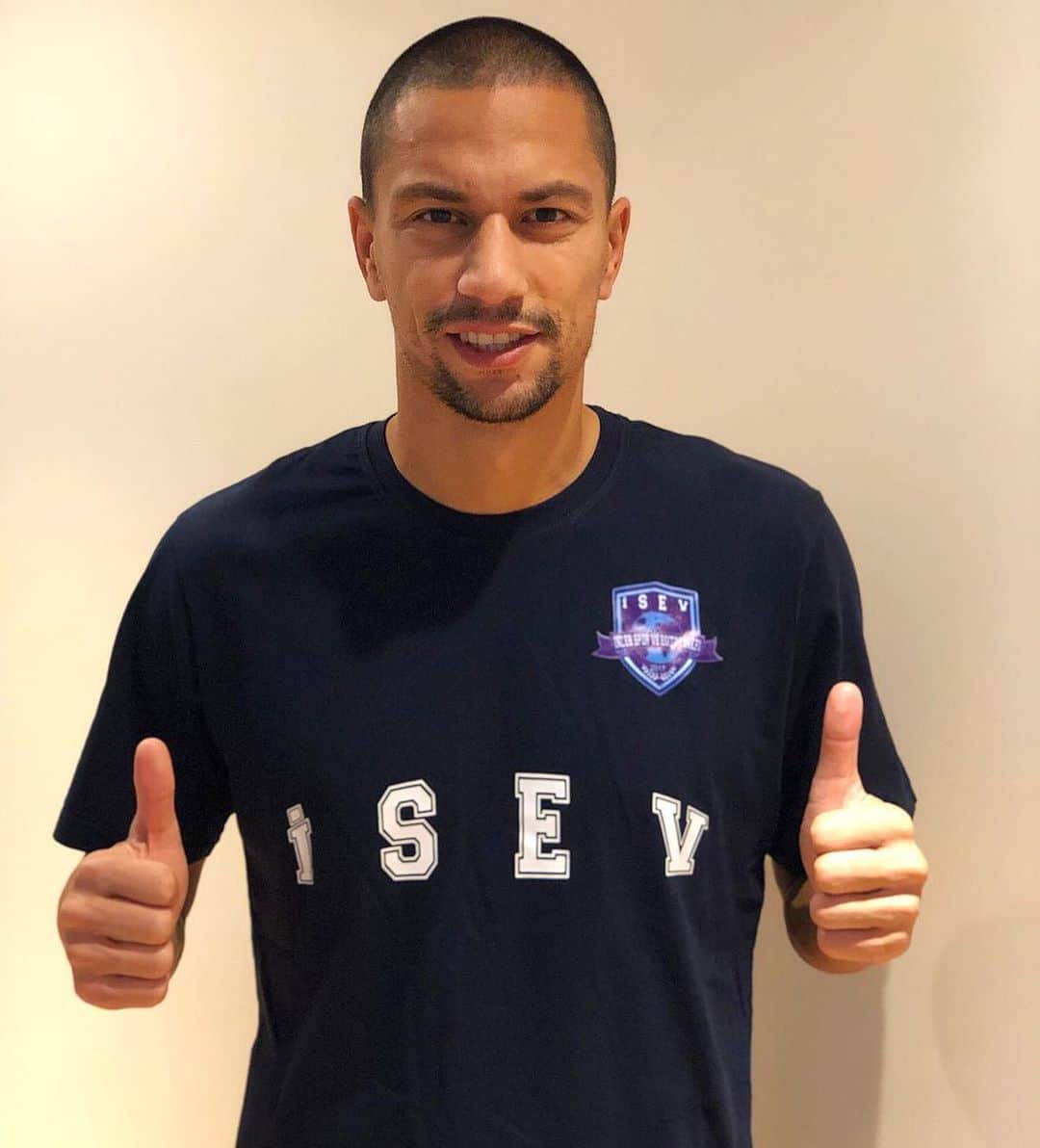 のインスタグラム：「3 Kasım Pazar günü İstanbul Maratonu’ndayız!! 🏃🏽‍♂🏃🏽‍♀ Yetenekli sporcu çocuklarımızı gönülden destekleyen, iyi bir gelecek, iyi nesiller yetiştirmeyi vakıf olarak ilke edinen İSEV adına koşuyoruz. İstanbul Maratonu’nda vakfıma destek olan gönüllülerim ve sporcu kardeşlerimizle vakfımız adına sizinleyiz. Haydi İSTANBUL ! SPORA ! #G88 #istanbulsenindurmakoş #cocuklariçinkoş #sporistanbul #ibb #damattween #vodafone」