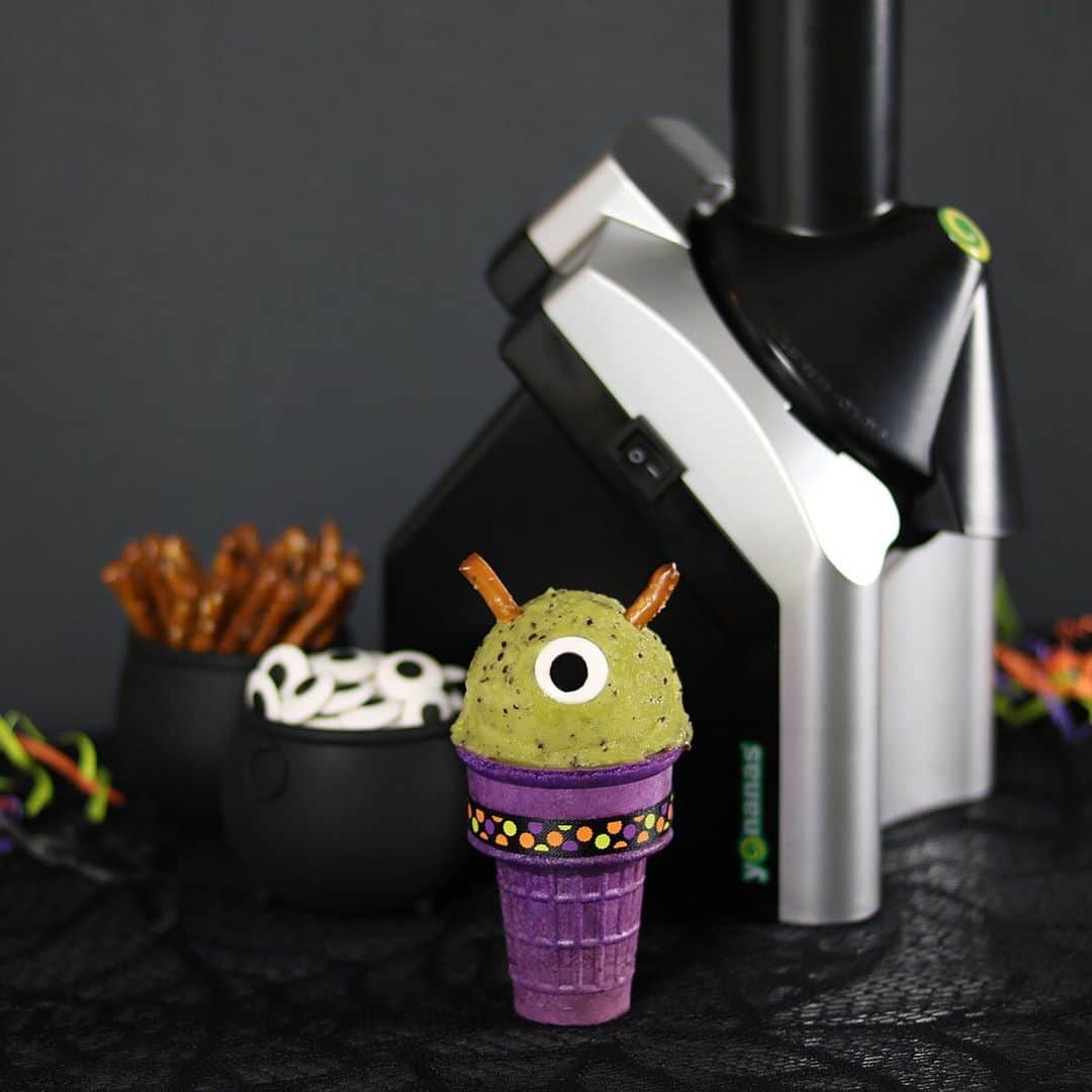 Yonanasさんのインスタグラム写真 - (YonanasInstagram)「Happy Halloween! Want to sneak some FRUIT into your Halloween treats? Make these simple & tasty Monster Yonanas cones. Click the link in our profile for this recipe and all of our Halloween favorites.」11月1日 3時40分 - yonanas