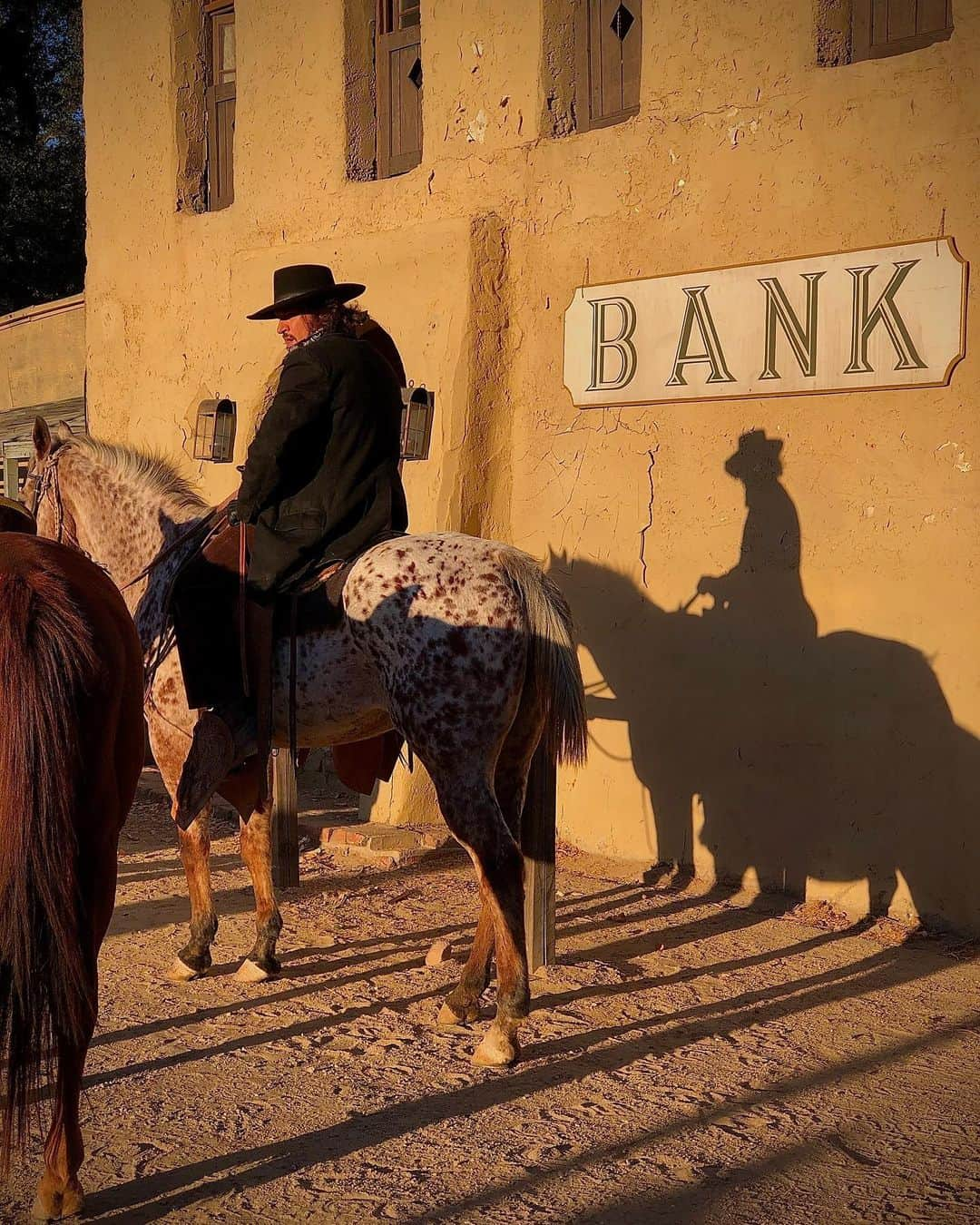 ヒース・フリーマンさんのインスタグラム写真 - (ヒース・フリーマンInstagram)「I found my true time period and profession. If you need me I’ll be in 1885. #outlawjohnnyblack」11月1日 3時41分 - heathmonster