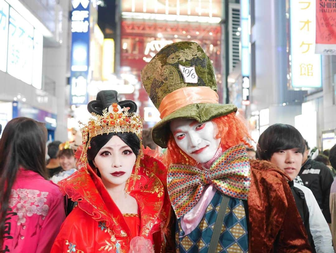 知華さんのインスタグラム写真 - (知華Instagram)「2019.11.01 2019年ハロウィン🎃 楊貴妃。  #2019Halloween #Halloween #Halloween2019 #ハロウィン#渋谷ハロウィン #渋谷ハロウィン2019 #shibuya #tokyo#japan#東京 #楊貴妃#コスプレ #ピエロ#🤡#西遊記#ロックマン #招き猫#it #マッドハッター#帽子屋 #不思議の国のアリス #ウォーリー  #撮ってくれてありがとう #本人に届け #シワ隠してね#補正してね#笑 #shibuyaHalloween #Halloweenshibuya」11月1日 3時45分 - tomoca1204