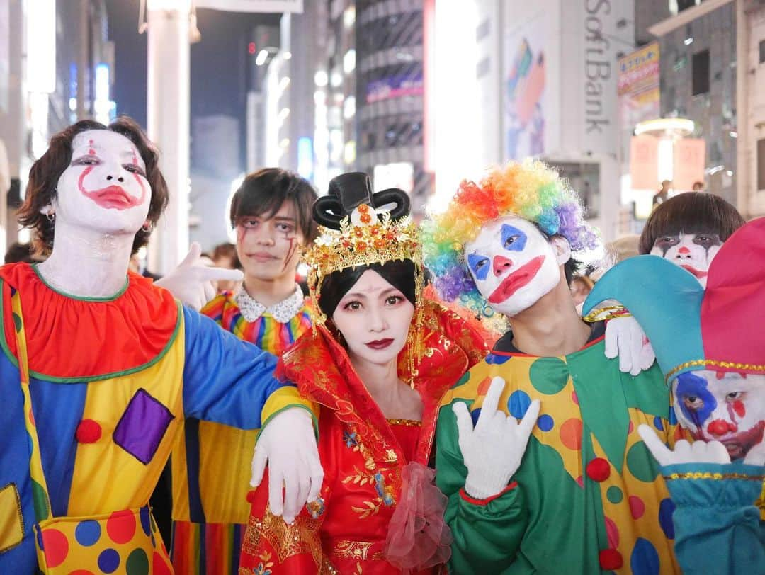 知華さんのインスタグラム写真 - (知華Instagram)「2019.11.01 2019年ハロウィン🎃 楊貴妃。  #2019Halloween #Halloween #Halloween2019 #ハロウィン#渋谷ハロウィン #渋谷ハロウィン2019 #shibuya #tokyo#japan#東京 #楊貴妃#コスプレ #ピエロ#🤡#西遊記#ロックマン #招き猫#it #マッドハッター#帽子屋 #不思議の国のアリス #ウォーリー  #撮ってくれてありがとう #本人に届け #シワ隠してね#補正してね#笑 #shibuyaHalloween #Halloweenshibuya」11月1日 3時45分 - tomoca1204