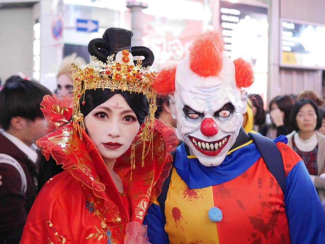 知華さんのインスタグラム写真 - (知華Instagram)「2019.11.01 2019年ハロウィン🎃 楊貴妃。  #2019Halloween #Halloween #Halloween2019 #ハロウィン#渋谷ハロウィン #渋谷ハロウィン2019 #shibuya #tokyo#japan#東京 #楊貴妃#コスプレ #ピエロ#🤡#西遊記#ロックマン #招き猫#it #マッドハッター#帽子屋 #不思議の国のアリス #ウォーリー  #撮ってくれてありがとう #本人に届け #シワ隠してね#補正してね#笑 #shibuyaHalloween #Halloweenshibuya」11月1日 3時45分 - tomoca1204