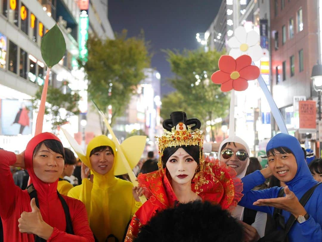 知華さんのインスタグラム写真 - (知華Instagram)「2019.11.01 2019年ハロウィン🎃 楊貴妃。  #2019Halloween #Halloween #Halloween2019 #ハロウィン#渋谷ハロウィン #渋谷ハロウィン2019 #shibuya #tokyo#japan#東京 #楊貴妃#コスプレ 途中からiPhoneカメラ📱 ちょっと目が大きくなってる😂 #サトシ#ピカチュウ #ロケット団#ポケモン #アラジン#ジーニー#🧞‍♂️ #pokemon #ミニオン#ピーチ姫  #撮ってくれてありがとう #本人に届け #シワ隠してね#補正してね#笑 #shibuyaHalloween #Halloweenshibuya」11月1日 3時59分 - tomoca1204