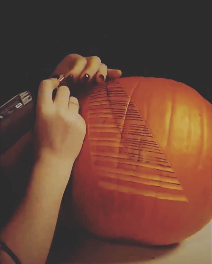 アメリカン航空のインスタグラム：「Who tried our pumpkin stencils we posted last Friday? Sound on 🔈 — here's our most complicated pattern in time for tonight’s trick-or-treaters! 👻 #HappyHalloween #Halloween」