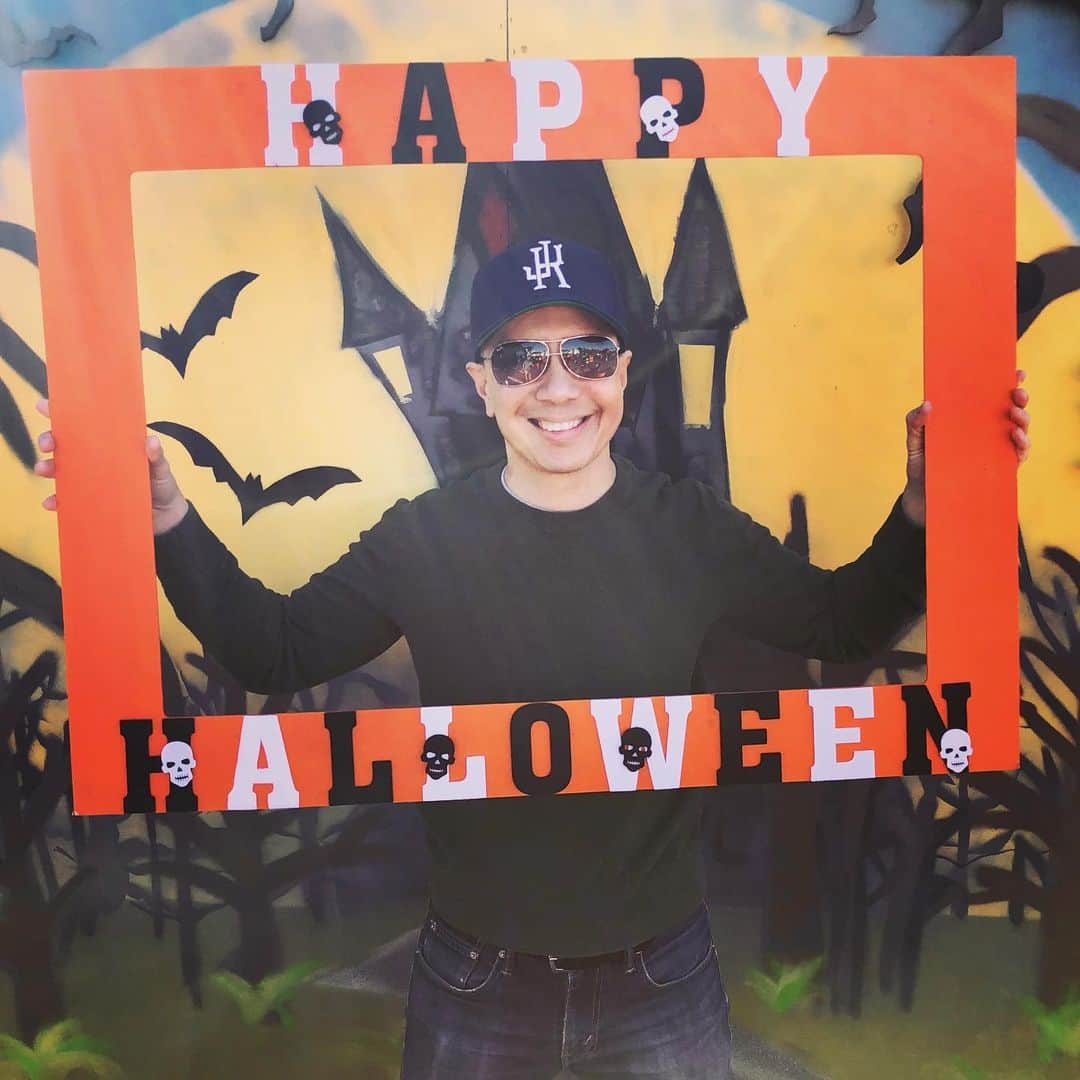 レジー・リーのインスタグラム：「#tbt to one hour ago. #HappyHalloween y’all! This year I’m going as @jokoy 😛. Nothin better than #halloweening with two of my favorite people. My nieces. Stay safe everybody!! #boo」