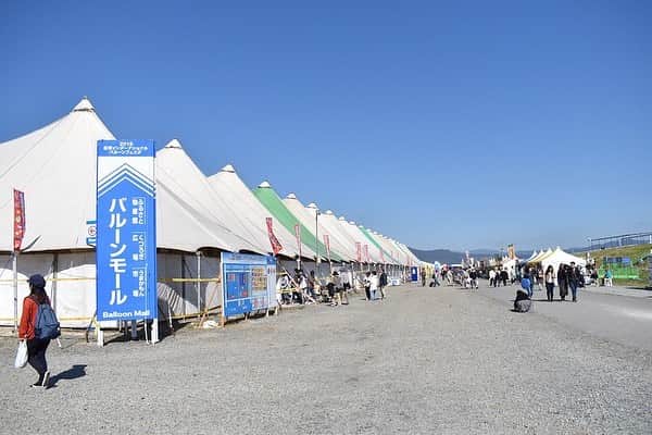 のインスタグラム：「. 11/4（月）まで【2019佐賀インターナショナルバルーンフェスタ】開催中！ . バルーンフェスタの楽しみは、間近でバルーンが見られるのはもちろんでが、”食”も楽しみのひとつですよね～ d(≧∀≦*) . 会場内のテント「うまかもん市場」では、県内農産物や、農産物を使った食べ物、加工品や飲み物、お土産品などなど佐賀県の美味しいものが一堂に集結しています！ . 生産者自ら販売されているブースも多数。 ”バルーン会場限定”の商品も・・・ ぜひお気に入りのものを見つけてくださいね✩ . ＜「うまかもん市場」出店者一覧＞ ※出展者名の後に出店日を記載しています。 ・きたの茶園  11/3,11/4 ・白川製茶園　11/1,11/2 ・池田農園　　11/3,11/4 ・果樹園みかんの木　11/3,11/4 ・佐藤農場㈱　11/2,11/3 ・合同会社田島柑橘園＆加工所 11/1 ・川﨑青果　　11/2 ・黒木農園　　11/1,11/3,11/4 ・たにぐちファーム　11/1,11/2 ・㈱Aglish  11/3,11/4 ・香月さんちのいちご畑  11/1,11/4 ・㈲西山田観光農園  11/1,11/4 ・ひでちゃんの畑玉ねぎ秀ちゃん 11/2,11/3,11/4 ・基山町マコモタケ研究会 11/1 ・コメコロールズ　　11/2,11/3 ・㈱丸岡製菓　 11/1,11/2 . ＜バルーンの主なタイムスケジュール＞ 7時～9時、15時～17時：競技飛行 9時～10時半：バルーンファンタジア （キャラクター等のバルーンが並びます） 13時～14時：気球教室 . ＊バルーン競技は天候により実施されない場合もありますので最新情報はHPをご確認ください。 https://sibf.jp/ . .  #さが農村#佐賀産#佐賀#サガ#saga#佐賀インターナショナルバルーンフェスタ」