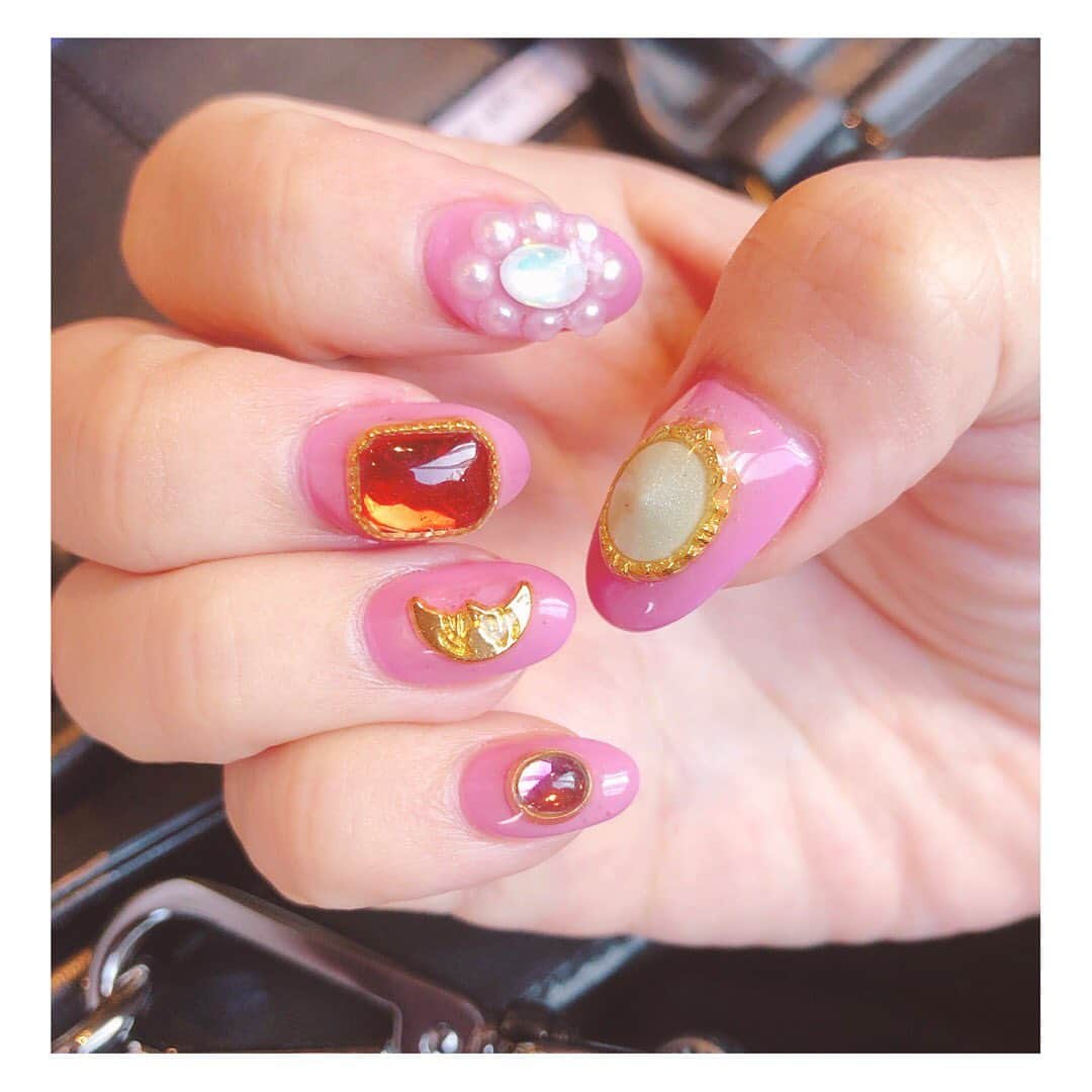 大庭彩歌さんのインスタグラム写真 - (大庭彩歌Instagram)「new nail❤︎ ・ ずっとネイルながめてる❤︎ ・ 左手のラメは色んな色を混ぜて作ってもらってます❤︎ ・ 右手は大きめをドンドンと☺︎ 可愛すぎて、、、❤︎ ・ #nail #ネイル #ラメネイル」11月1日 15時08分 - ooba__ayaka