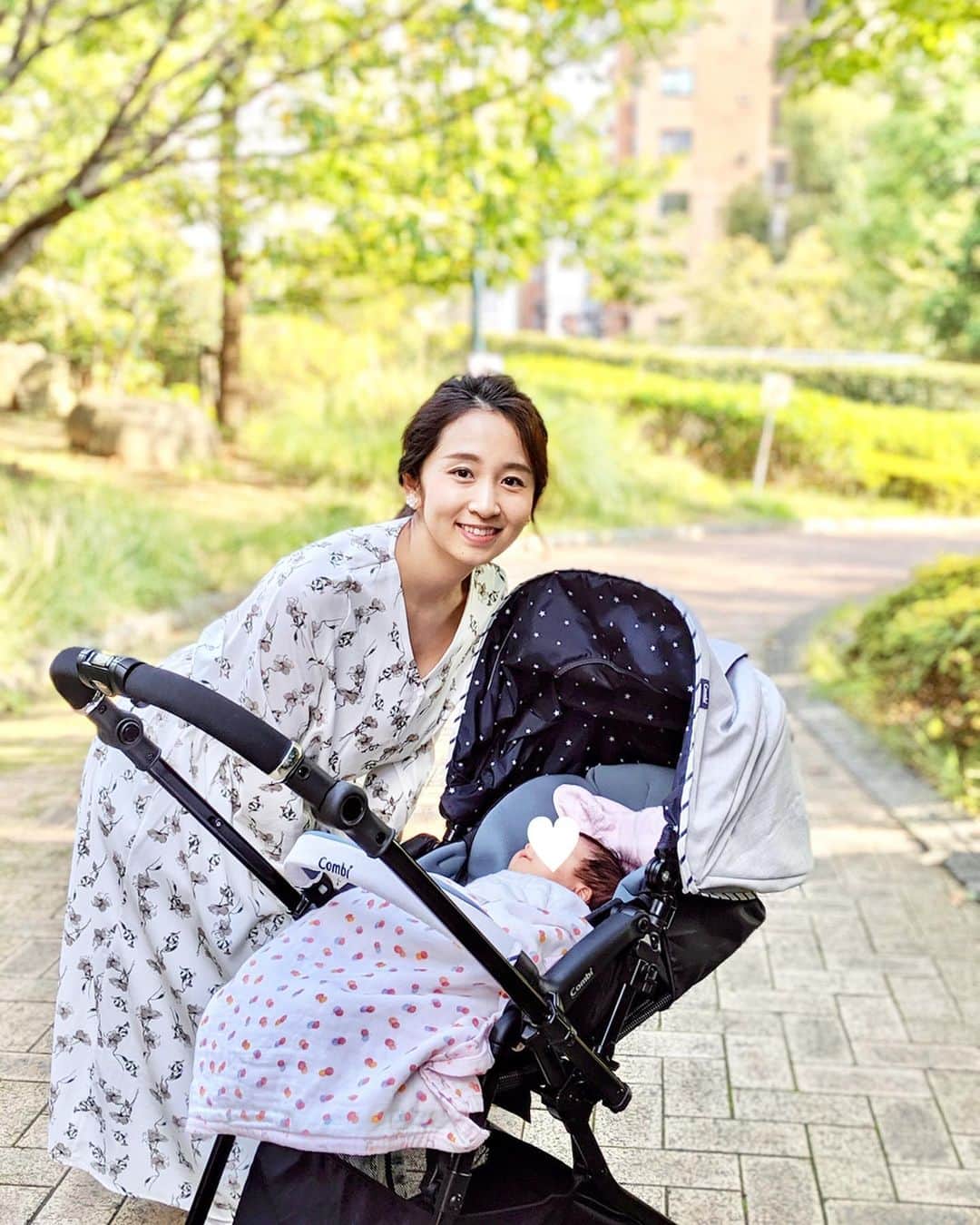 小野恵美のインスタグラム：「11月スタート🍁 イチョウも黄色くなってきていました。 あっという間に！ 今月は楽しみなことがあるのでワクワクしています☺️ 🍁 🍁 私は疲れもあるのか、数日前から目にものもらいを発症😨眼科に駆け込みました。 ここ数日、夜中覚醒してて寝てくれない娘👶昼間は爆睡してるので、そこで私も睡眠確保してるけど、リズムが逆転してるなぁ🤔 どうしたらよいのでしょう？😂 #お出かけ #赤ちゃん #baby #1ヶ月  #生後1ヶ月 #ママ #女の子ママ #子育て #育児 #11月 #イチョウ #紅葉 #ものもらい」