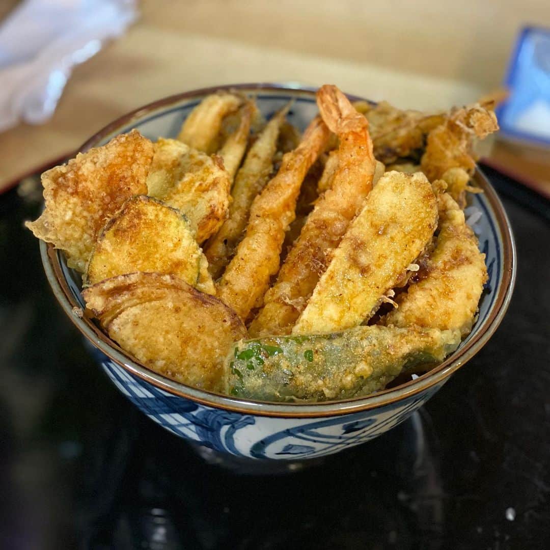 向山毅のインスタグラム：「天丼。美味しすぎる。  #instafood #yummy #foodporn #飯テロ #デリスタグラマー #グルメな人と繋がりたい #ごちそうさまでした」
