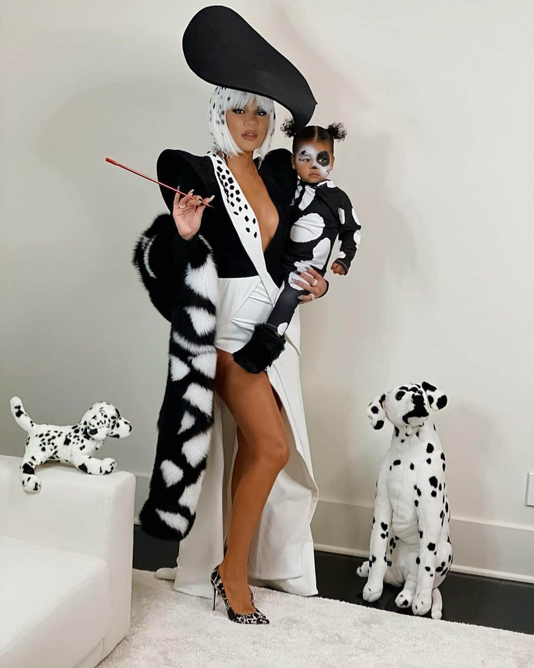 クロエ・カーダシアンさんのインスタグラム写真 - (クロエ・カーダシアンInstagram)「101 Dalmatians  Cruella DeVil and her Dalmatian  Glam: @ash_kholm  Hair:  @clydehairgod  Stylist: @janellermiller  Hat: @sarahsokolmillinery Dress: @lever_couture Heels: @louboutinworld  Stole: @danielsleather True Onesie: @alejandrocollection Boots: @ugg  Nails: @chaunlegend  Tan: @isabelalysa」11月1日 13時36分 - khloekardashian