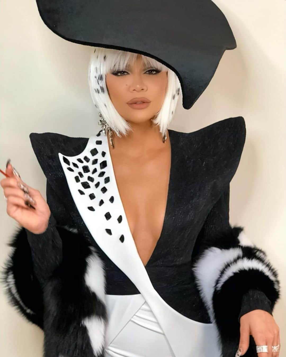 クロエ・カーダシアンさんのインスタグラム写真 - (クロエ・カーダシアンInstagram)「101 Dalmatians  Cruella DeVil and her Dalmatian  Glam: @ash_kholm  Hair:  @clydehairgod  Stylist: @janellermiller  Hat: @sarahsokolmillinery Dress: @lever_couture Heels: @louboutinworld  Stole: @danielsleather True Onesie: @alejandrocollection Boots: @ugg  Nails: @chaunlegend  Tan: @isabelalysa」11月1日 13時36分 - khloekardashian