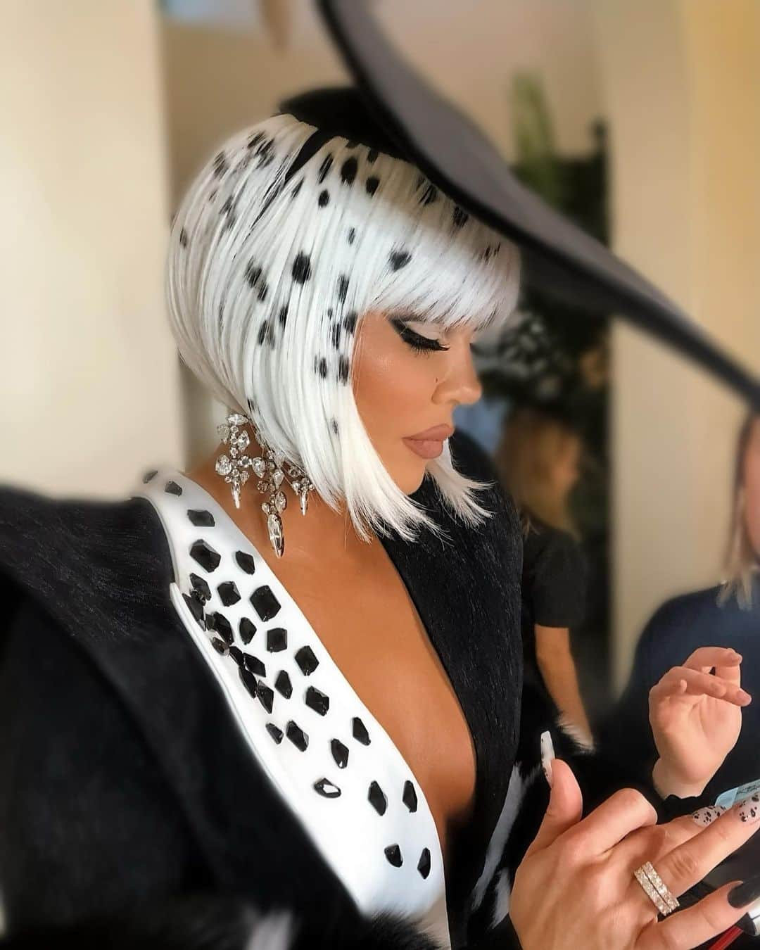 クロエ・カーダシアンさんのインスタグラム写真 - (クロエ・カーダシアンInstagram)「101 Dalmatians  Cruella DeVil and her Dalmatian  Glam: @ash_kholm  Hair:  @clydehairgod  Stylist: @janellermiller  Hat: @sarahsokolmillinery Dress: @lever_couture Heels: @louboutinworld  Stole: @danielsleather True Onesie: @alejandrocollection Boots: @ugg  Nails: @chaunlegend  Tan: @isabelalysa」11月1日 13時36分 - khloekardashian