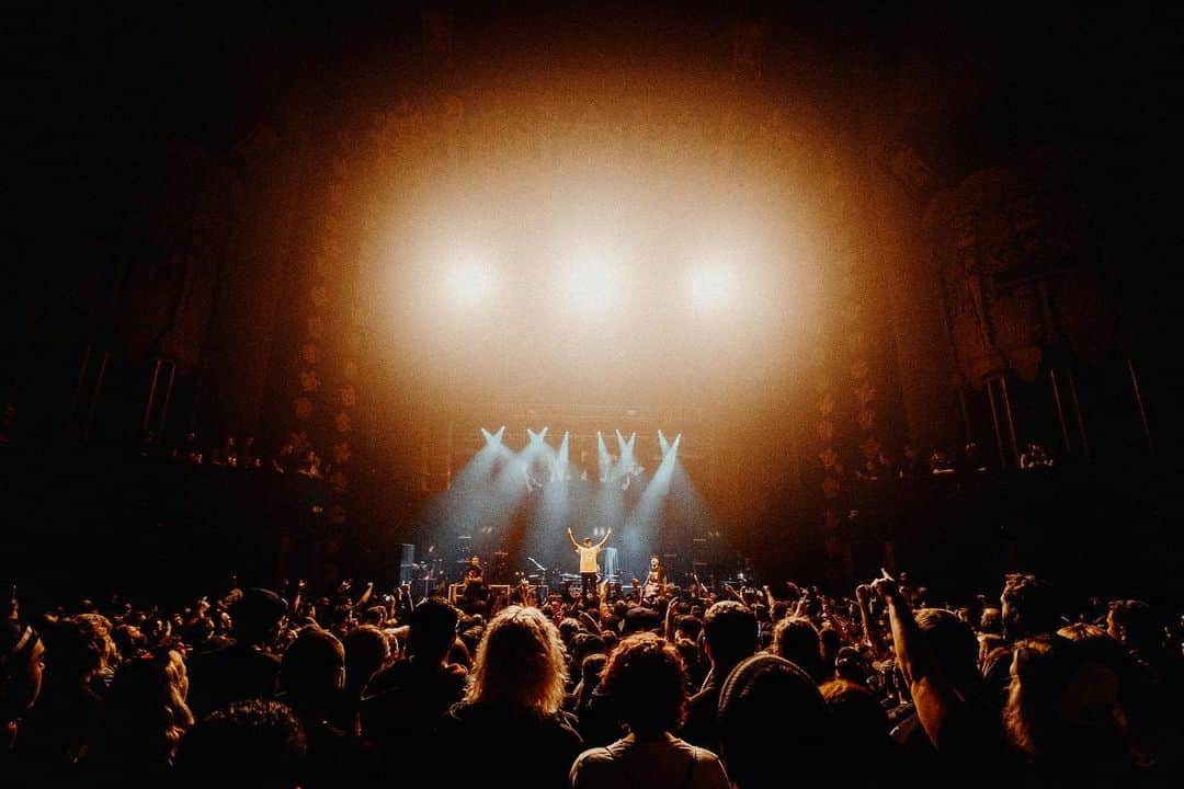 The Amity Afflictionさんのインスタグラム写真 - (The Amity AfflictionInstagram)「Thank you, Worcester. Always huge! 📷 @xpeesx」11月1日 13時38分 - theamityaffliction