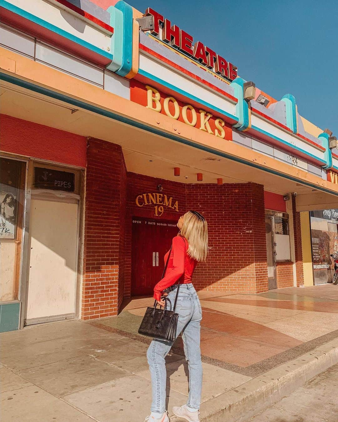 植野有砂さんのインスタグラム写真 - (植野有砂Instagram)「My favorite thing to do in LA : Road trip 🚘🏜stopped by a cute little town 💕there were a lot of antique stores ✨ロードトリップで北の方に来てます🚘途中でベイカーズフィールドという可愛い街に寄ったよ！アンティーク屋さんがたくさんだった🦋 #roadtrip」11月1日 13時40分 - alisaueno