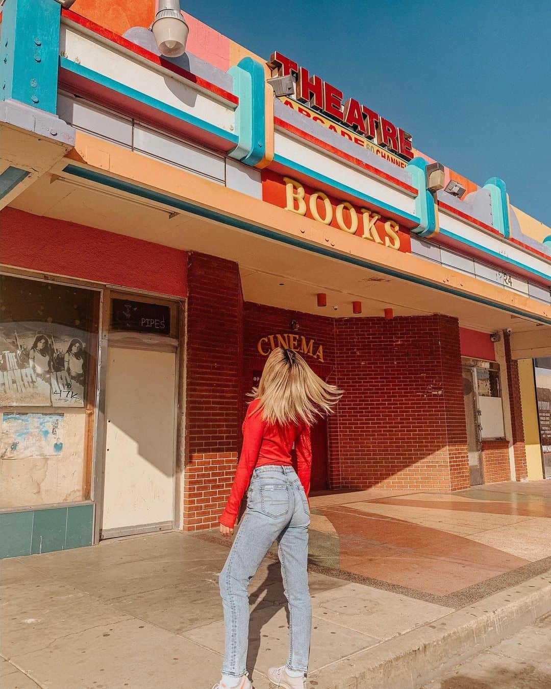 植野有砂さんのインスタグラム写真 - (植野有砂Instagram)「My favorite thing to do in LA : Road trip 🚘🏜stopped by a cute little town 💕there were a lot of antique stores ✨ロードトリップで北の方に来てます🚘途中でベイカーズフィールドという可愛い街に寄ったよ！アンティーク屋さんがたくさんだった🦋 #roadtrip」11月1日 13時40分 - alisaueno