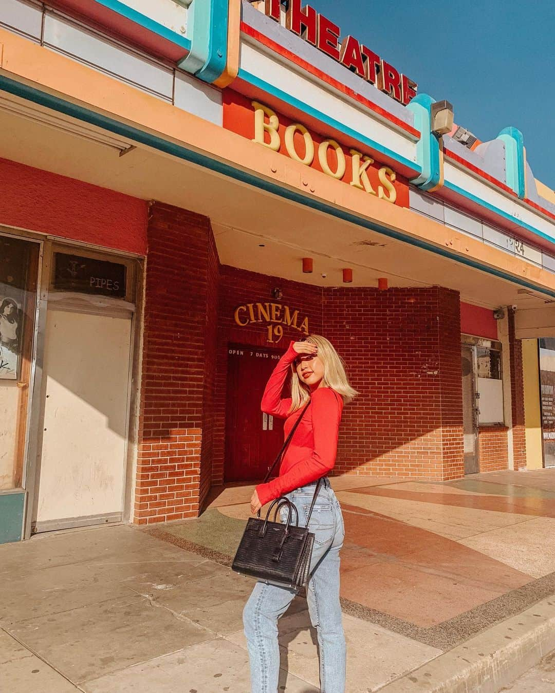 植野有砂さんのインスタグラム写真 - (植野有砂Instagram)「My favorite thing to do in LA : Road trip 🚘🏜stopped by a cute little town 💕there were a lot of antique stores ✨ロードトリップで北の方に来てます🚘途中でベイカーズフィールドという可愛い街に寄ったよ！アンティーク屋さんがたくさんだった🦋 #roadtrip」11月1日 13時40分 - alisaueno