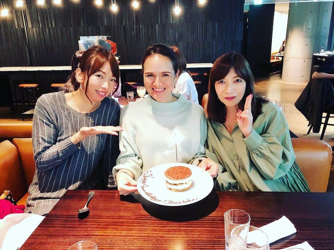 瀬間友里加のインスタグラム：「Fun Lunch❤️佐伯さんは大先輩のテニスプレーヤー☺️小6で初めて行ったアメリカ遠征で当時プロ遠征中だった佐伯さんに写真を撮ってもらったのは今でも覚えてます🤣❤️ 結婚のお祝いもサプライズでしてもらいました😊#lunch #サプライズプレート#thankyou #ティラミス美味しかった」