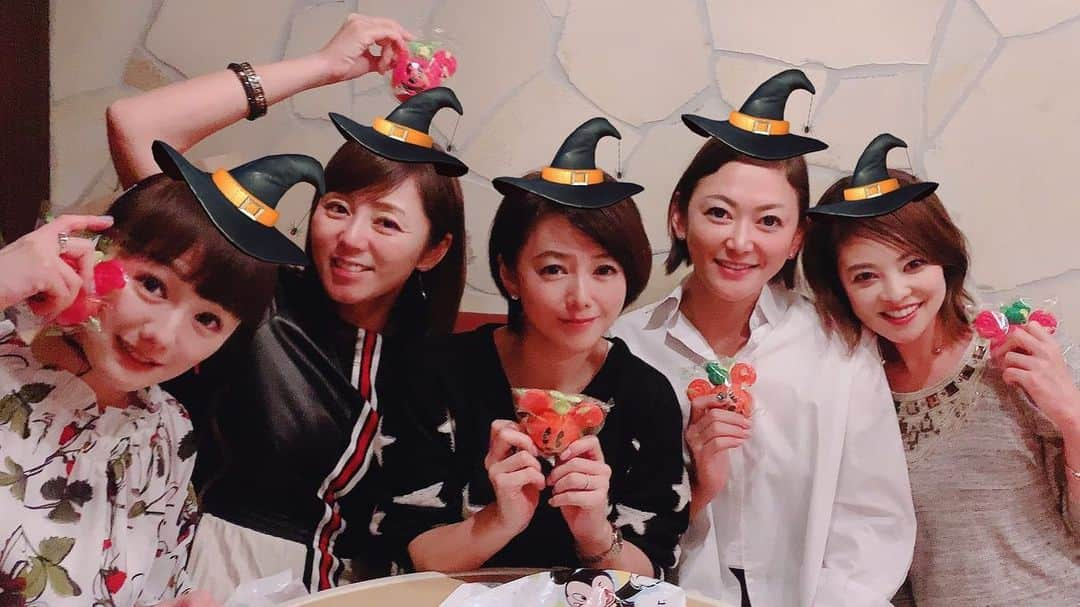 吉田玲奈さんのインスタグラム写真 - (吉田玲奈Instagram)「昨夜は愛子ちゃんのバースデーパーティー🎂結婚式の時のシャンパンタワーの写真をケーキにしました🥂🍾🎂幸せいっぱいの奥さま💖この一年もたくさん笑顔で過ごせますように✨ #石山愛子 ちゃん ＃おめでとう  #お誕生日会 #女子会 #熟女会 #笑った？ #天現寺カフェ #美味しい #飲みます #ハロウィン #🎃#ハロウィン仮装 した気分のアプリ #お誕生日おめでとう」11月1日 14時08分 - reina.yoshida.ciel.1218