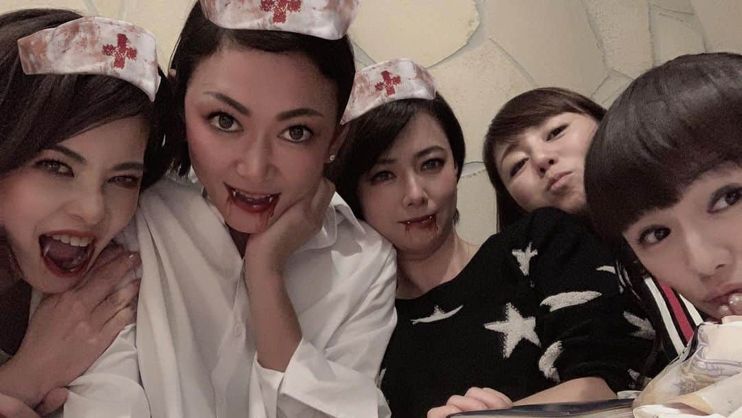 吉田玲奈さんのインスタグラム写真 - (吉田玲奈Instagram)「昨夜は愛子ちゃんのバースデーパーティー🎂結婚式の時のシャンパンタワーの写真をケーキにしました🥂🍾🎂幸せいっぱいの奥さま💖この一年もたくさん笑顔で過ごせますように✨ #石山愛子 ちゃん ＃おめでとう  #お誕生日会 #女子会 #熟女会 #笑った？ #天現寺カフェ #美味しい #飲みます #ハロウィン #🎃#ハロウィン仮装 した気分のアプリ #お誕生日おめでとう」11月1日 14時08分 - reina.yoshida.ciel.1218