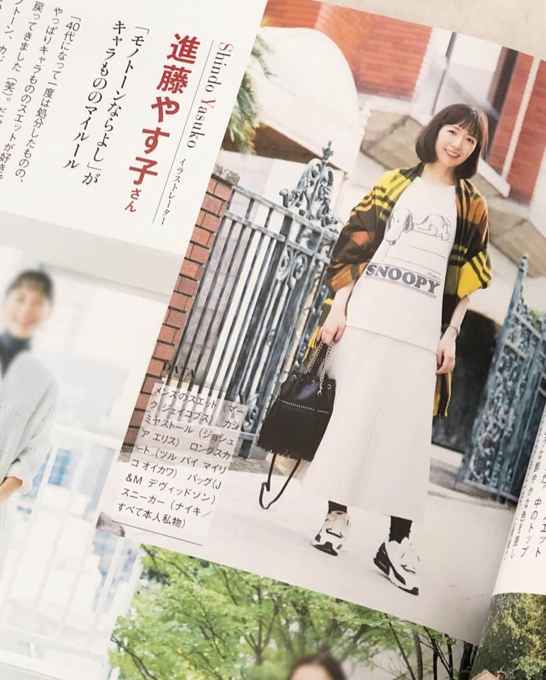 進藤やす子さんのインスタグラム写真 - (進藤やす子Instagram)「GLOW @glow_tkj 12月号「45歳からは好きに着たいの。私に自信が宿る服」というステキな特集で掲載していただきました😊 . 撮影していただいた時期がちょうどバセドウの治療を後回しにしていて、足のむくみが酷い時だったので（今は治療してむくみにくくなった）ある意味いい記録に。 . 朝起きた時からむくんでるし、午後なんて象🐘なの？みたいな感じになり、母にも「なに？その足！」と驚かれてました。 . バセドウを公表したら、私も！とか私は橋本病！とか俺も数年前になった、とか 妻が同じ病気、などなど声をかけてもらい、本当にたくさん甲状腺疾患の人がいるんだと実感。 （日本で甲状腺疾患ならココ！という伊藤病院の待ち時間ハンパないし💧実は今も診察待ち） . 私のように 「早めの更年期かな？」（疲れやすいとか汗っかきになるとか症状が似ている）手の震えは 「描きすぎて腱鞘炎かな？」 心拍数が上がるのは 「寝不足だからかな？」と見逃してる人もたくさんいると思います。 . 45歳、健康じゃないと色々楽しめない！ 不調が出がちな世代に突入してるのひしひし感じてます。 健診＆検診だいじ！ . . ストール #joshuaellis @joshuaelliscashmere  スウェット #marcjacobs @marcjacobs  スカート #tsurubymarikooikawa @tsurubymarikooikawa  スニーカー #nike @nike バッグ #jandmdavidson @jandmdavidson」11月1日 14時07分 - yasukoshindo