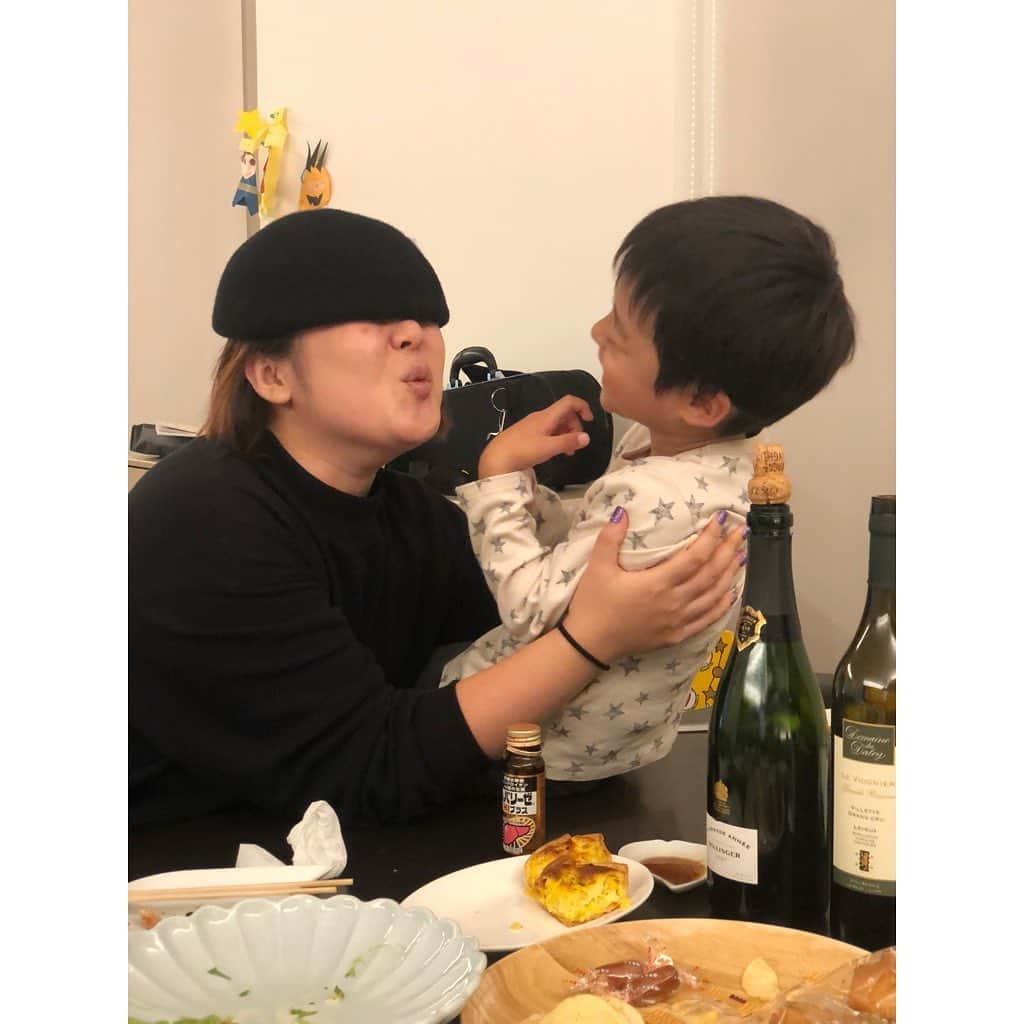 林唯衣さんのインスタグラム写真 - (林唯衣Instagram)「「林ちゃんとやりたかったの♡」と美味しいワインで陽気になりかけたちほちゃんがだしてきたアドベントカレンダー。いくら去年のだとしても一気にあけるもんじゃないよ。陽気すぎるよ。しかも10月。たっちゃんとそうちゃんが貴族みたいなこの開け方を正しいと思って覚えたらどうするんだ！！わはははは。ただ「3」からあけるあたりが良いよね。ふふふ。帰宅したキングが「俺のこと好きすぎるでしょ」と宴を楽しむ我々を見てニコニコ顔でしたっ。ちょっと照れ気味なちほちゃんとパパに抱きつきまくりの息子くんたち、笑いのたえない楽しい時間、おもてなしをいつもありがとうーー☺️🍷⚾️🍣🌈　#隅々まで部屋を片付けしたから見に来てが誘い文句なのも笑いました」11月1日 14時14分 - yui__hayashi