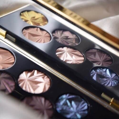 ボビイ・ブラウンさんのインスタグラム写真 - (ボビイ・ブラウンInstagram)「＼BOBBI BROWN HOLIDAY 2019 WAVE 2／ "THE ULTIMATE TOP SHELF  PALETTE=究極の最高峰パレット"と表するほどこだわりぬいたリュクス アイシャドウ パレットが登場！  New Holiday Collection 《 #リュクスジェムズアイシャドウパレット 限定1種 》 ✔2019年11月1日（金）限定発売  photo by @bb_jp_shoohey  #LuxeGemsEyeShadowPalettee #Holiday #ホリディ﻿ #bobbibrown﻿ #ボビイブラウン #コスメ  #限定コスメ #アイシャドウ #アイシャドウパレット #冬メイク #冬コスメ #cosmetics #eyeshadow #eyeshadowpalette」11月1日 14時26分 - bobbibrownjapan