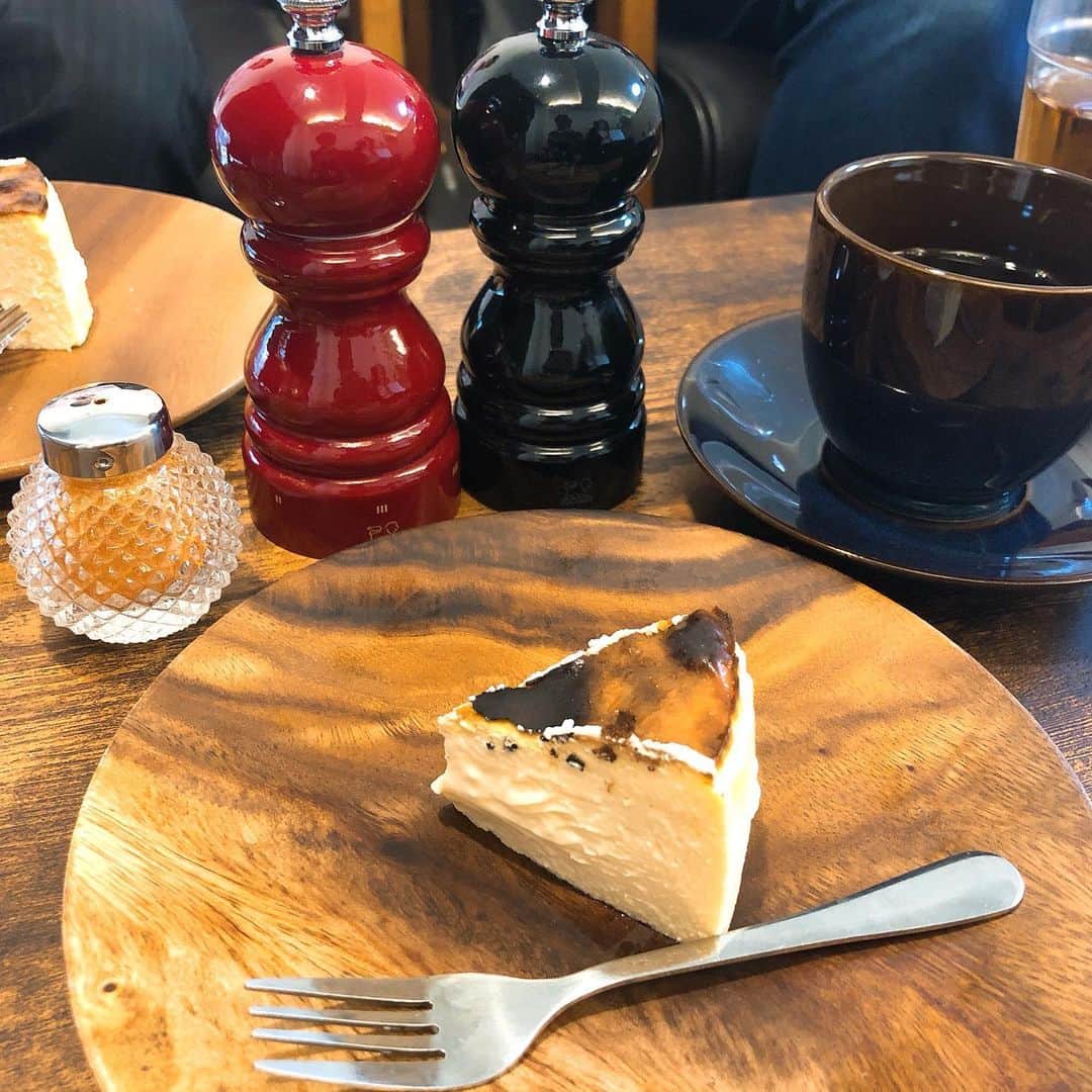 市井紗耶香さんのインスタグラム写真 - (市井紗耶香Instagram)「はじめて食べたバスクチーズケーキに 悶絶、 美味しすぎる…🧀 子どもたちにもお土産に購入♡  #バスクチーズケーキ」11月1日 14時18分 - sayakaichii