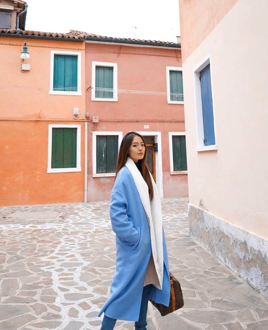 佐藤マクニッシュ怜子さんのインスタグラム写真 - (佐藤マクニッシュ怜子Instagram)「exploring new cities, going to Rome and Milan for the next 5days, any recommendations on places to go or restaurants?🇮🇹 ‘ Veniceからちょっと船で行ったところのBuranoという街に行ってきたよ🛳 小さな島なんだけど、霧がかることが多いから、漁師さん達が自分の家を見つけられるように家一軒一軒がカラフルになってるんだって🦋 家出て毎日こんなカラフルだったらハッピーだよね💛」11月1日 14時23分 - reikoofficial