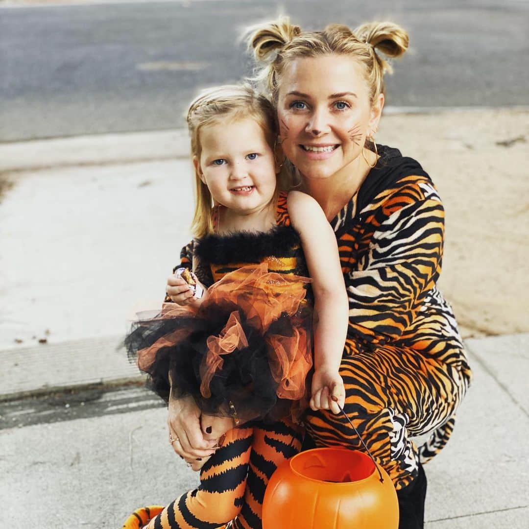 ジェシカ・キャプショーのインスタグラム：「Me and my lil’ cub... 🎃🎃🎃🎃Happy Halloween!! 🎃🎃🎃🎃」