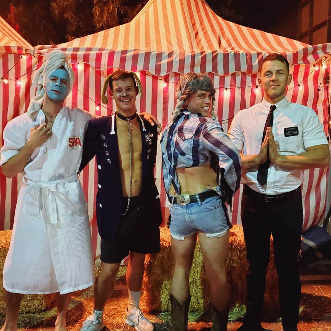 ガス・ケンワージーのインスタグラム：「Facial. Doggy Style. Reverse Cowgirl. Missionary. Happy Halloween!!! 😂」