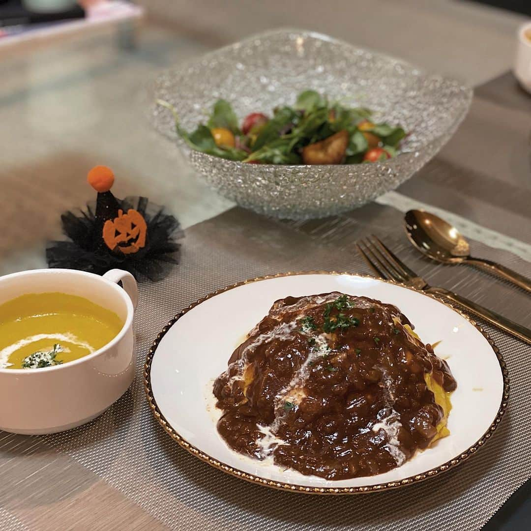 仲村美香さんのインスタグラム写真 - (仲村美香Instagram)「ハロウィンご飯🎃 仕事終わりだったから品数少なくてごめん。笑 毎年恒例のカボチャスープ♡ 今年はデミグラスソースの オムライスにしてみたよ！ ボリューミー過ぎて お腹いっぱい😂😂😂 何もしないでハロウィン終わってもーたーーーー😭 懐かしの… 写真載せとくね。笑 ・ ・ ・ 最後のBガールが1番意味わからん、笑笑 ・ ・ ・ #ハロウィン#holloween #ハロウィンご飯#ハロウィンコスプレ#コスプレ#仮装#みかぷー飯」11月1日 14時31分 - mikapu0519